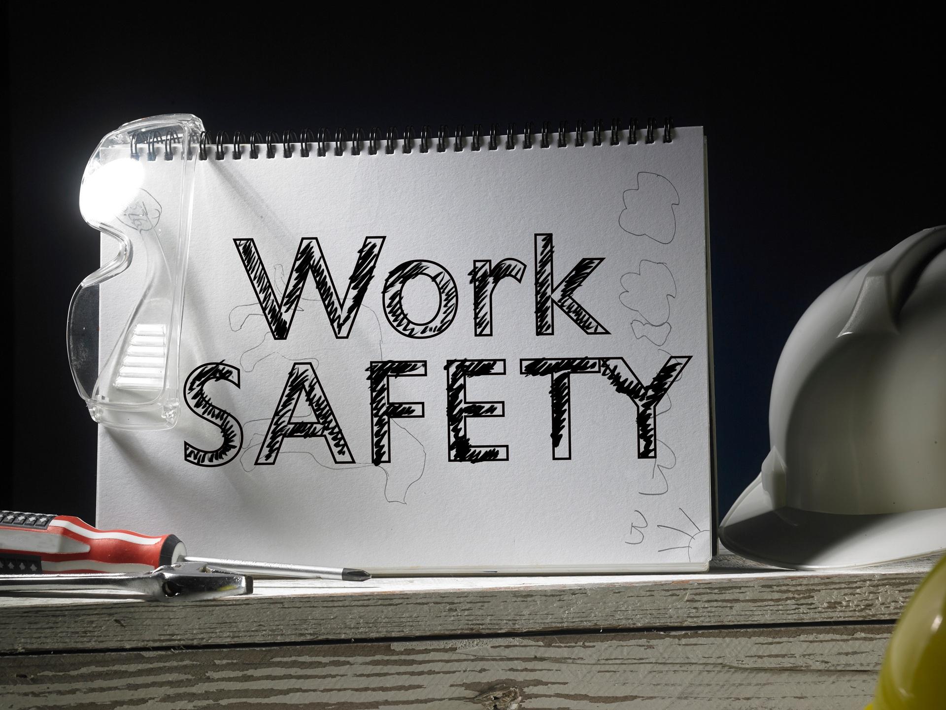 Arbeitsschutz E-Learning mit Schutzbrille und Helm
