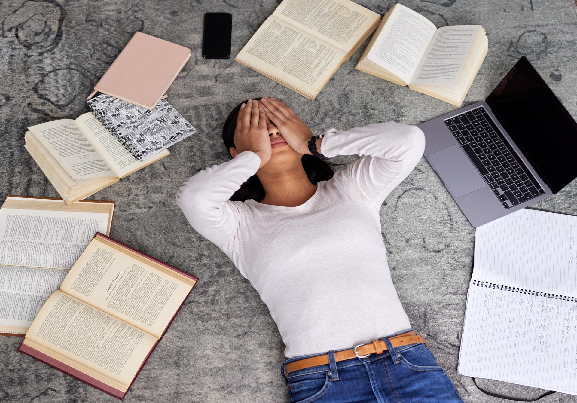 Stress im Studium mit Buchstapel | Ghostwriter