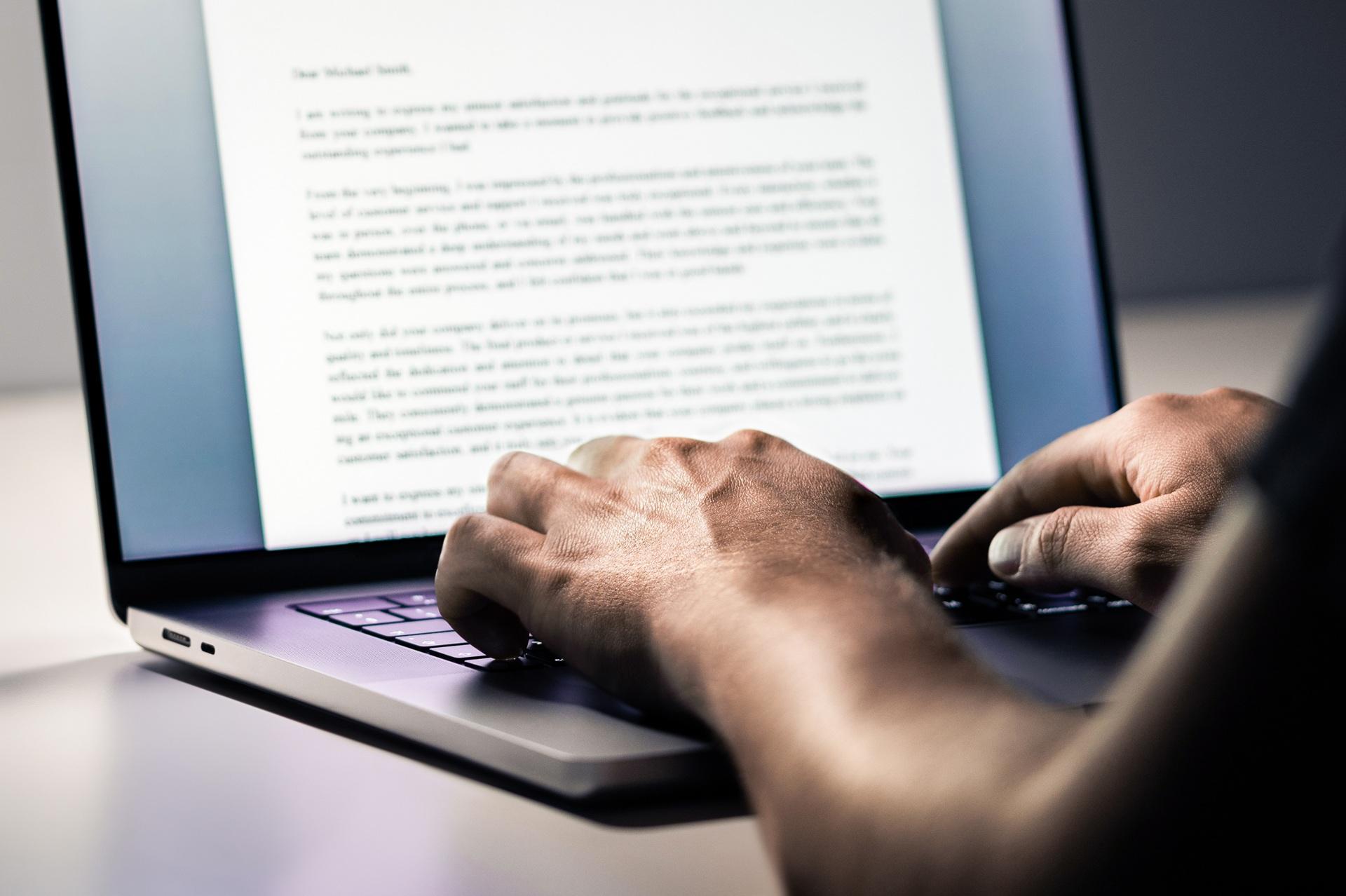 Professionelles Schreiben am Laptop | Ghostwriter