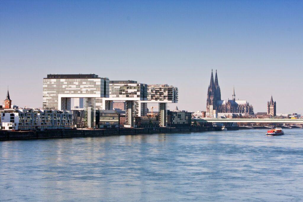 Blick auf die Skyline von Köln mit Rhein, Kranhäusern und Dom – Standort für Orthopäde Köln in urbaner Umgebung