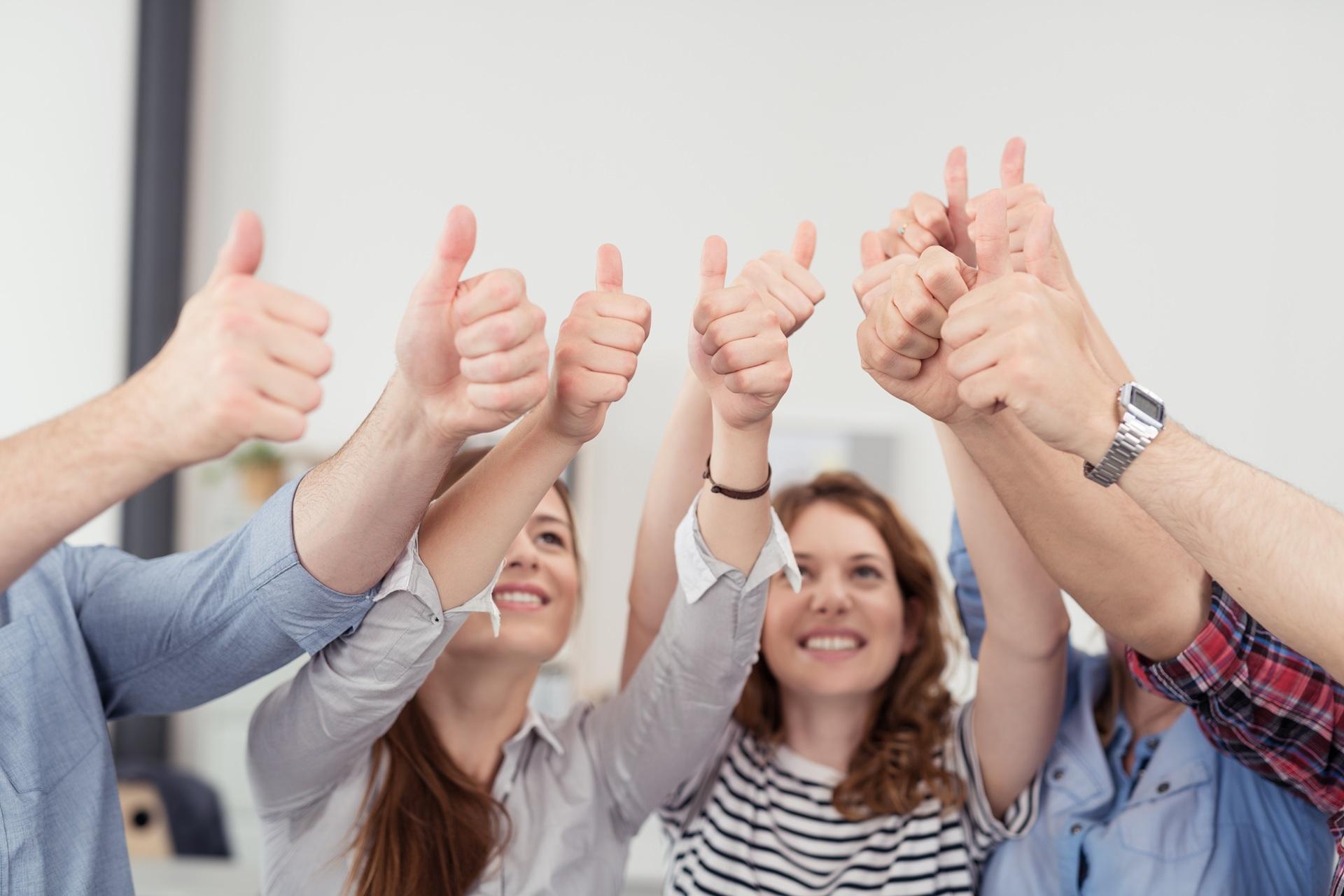 Gruppe zeigt Daumen hoch | 3 Monate Ausbildung Pflegehelfer
