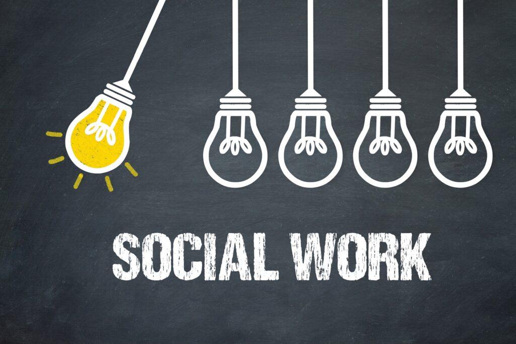 Kreidetafel mit Gluebirnen und Social Work | 3 Monate Ausbildung Pflegehelfer