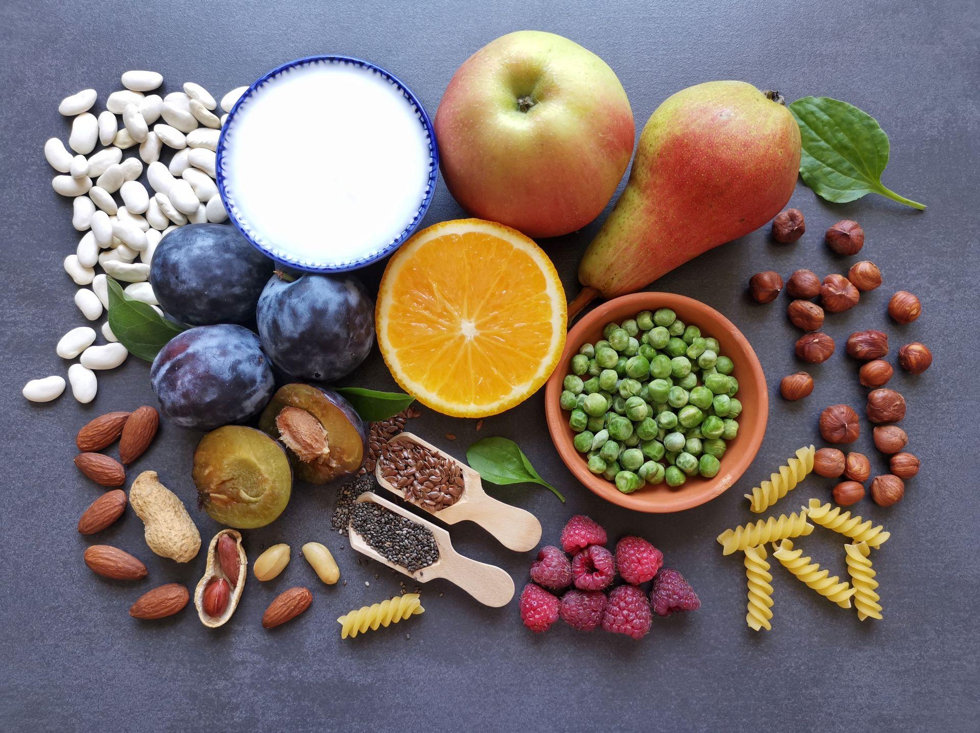 Ballaststoffreiche Lebensmittel wie Obst Nuesse und Huelsenfruechte wichtig für gesunde Verdauung und ergaenzend zu CURCUMA KAPSELN