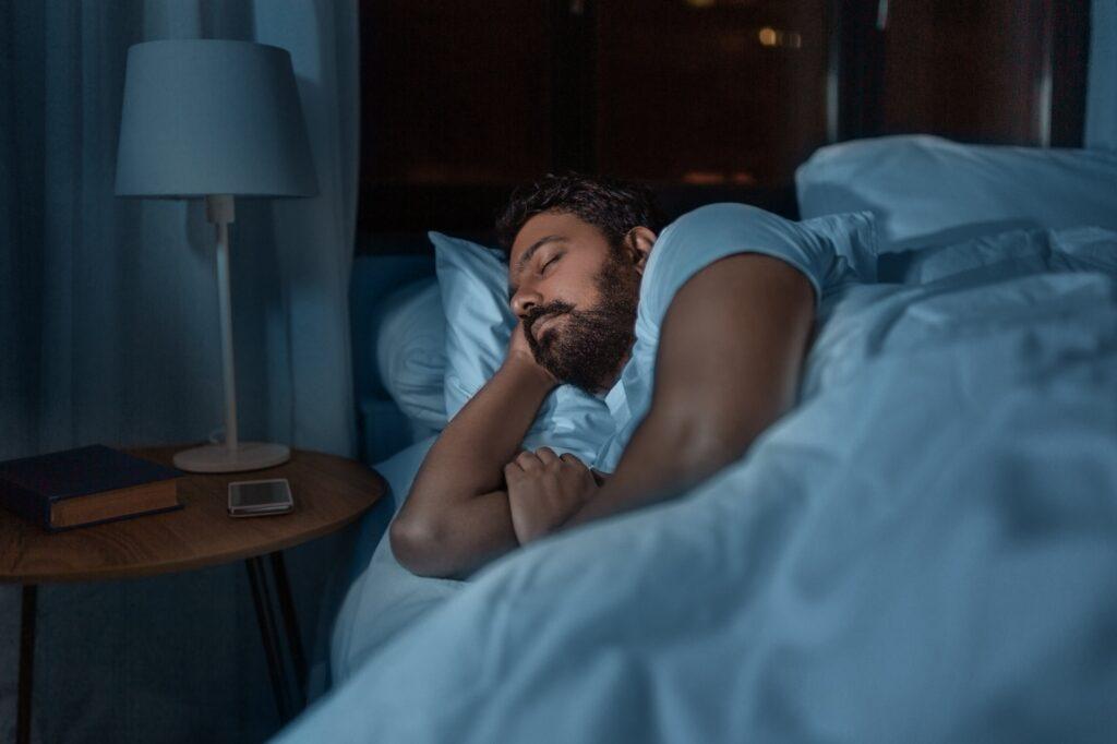 Mann schläft nachts entspannt im Bett | Primavera Öle